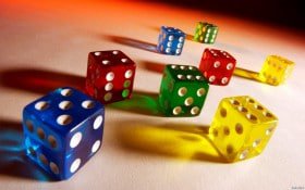 Para pendukung dan pemain sepak bola dalam momen pertandingan seru